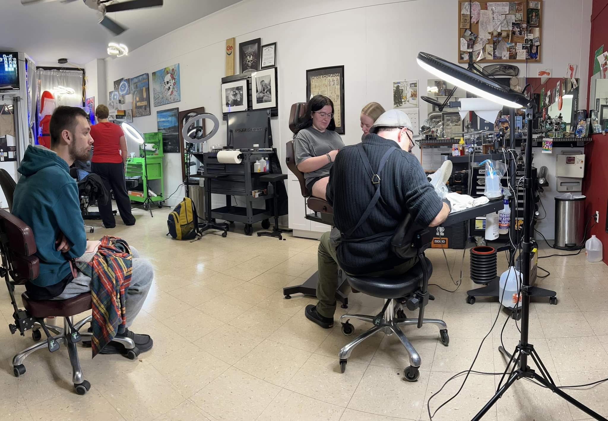 DJ Ownby tattooing a client
